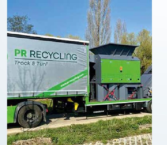 Mobile Recycling-Anlage für Sportbeläge.